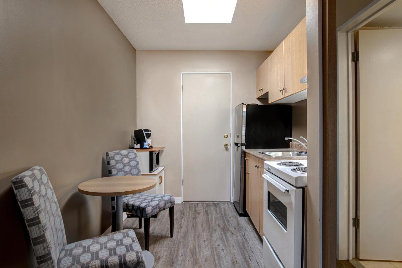 Days By Wyndham Uptown Victoria