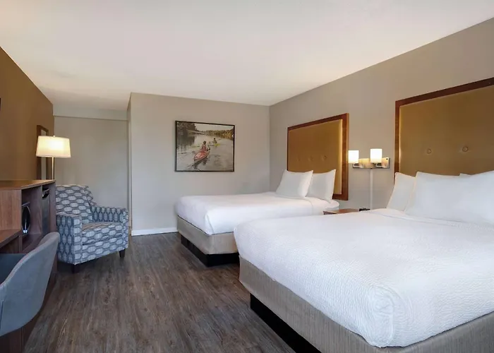 Days Inn By Wyndham Victoria Uptown